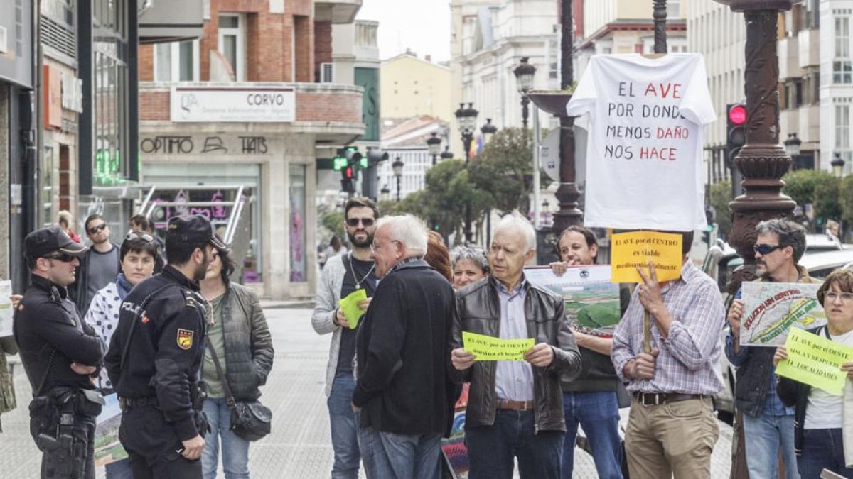 Vecinos de La Bureba se manifiestan frente a la Subdelegación del Gobierno.-SANTI OTERO
