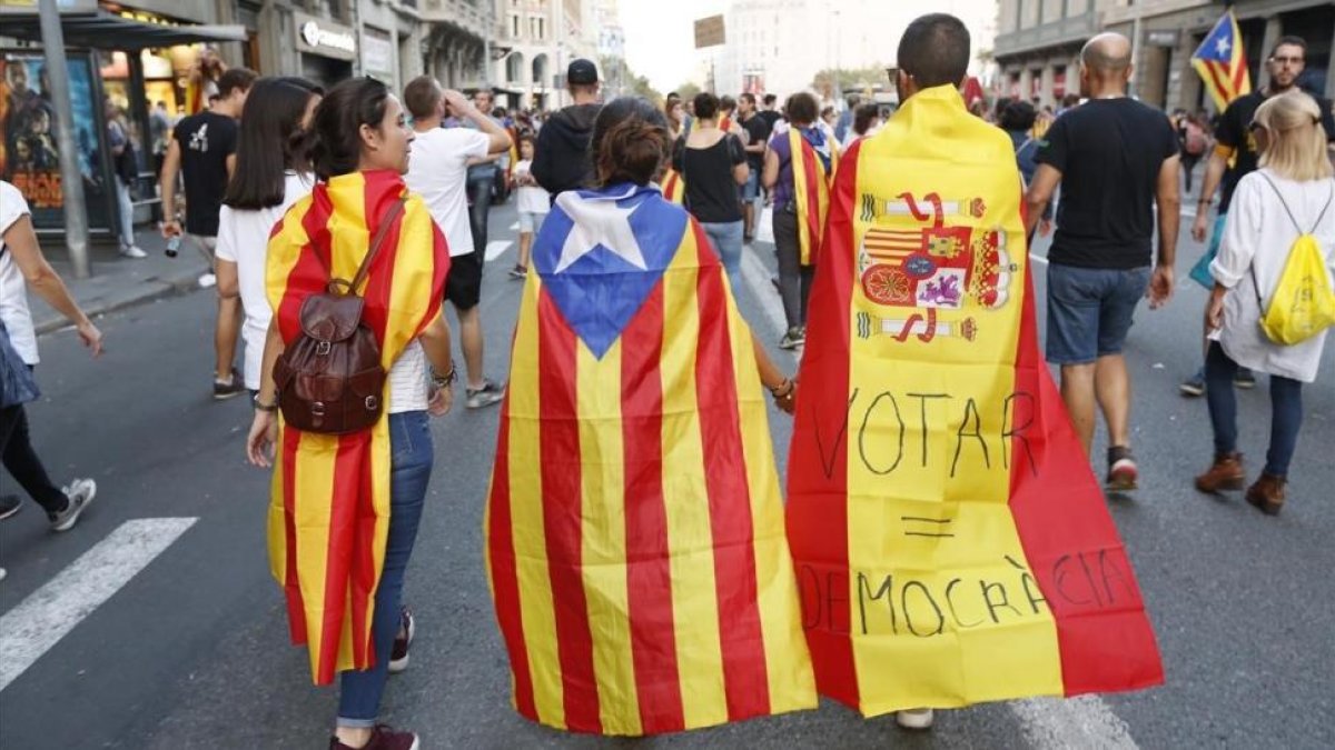 Diferentes banderas en Universitat.-JULIO CARBO