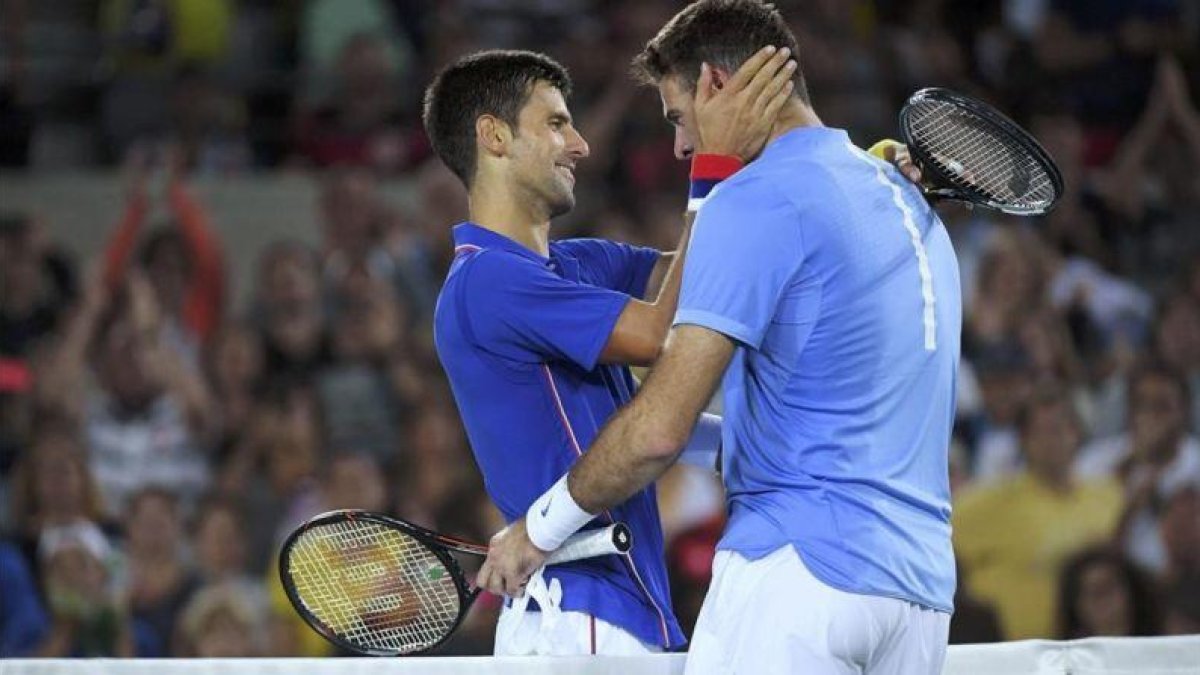 Djokovic y Del Potro se abrazan tras la victoria del argentino sobre el número 1 del mundo.-REUTERS / TOBY MELVILLE