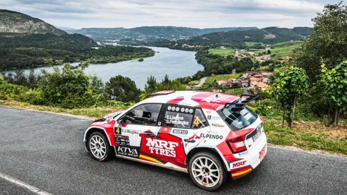 El Skoda Fabia Rally2 EVO de Efrén Llarena y Sara Fernández completa un tramo del Rally de Ourense. TWITTER / @RALLY_OURENSE