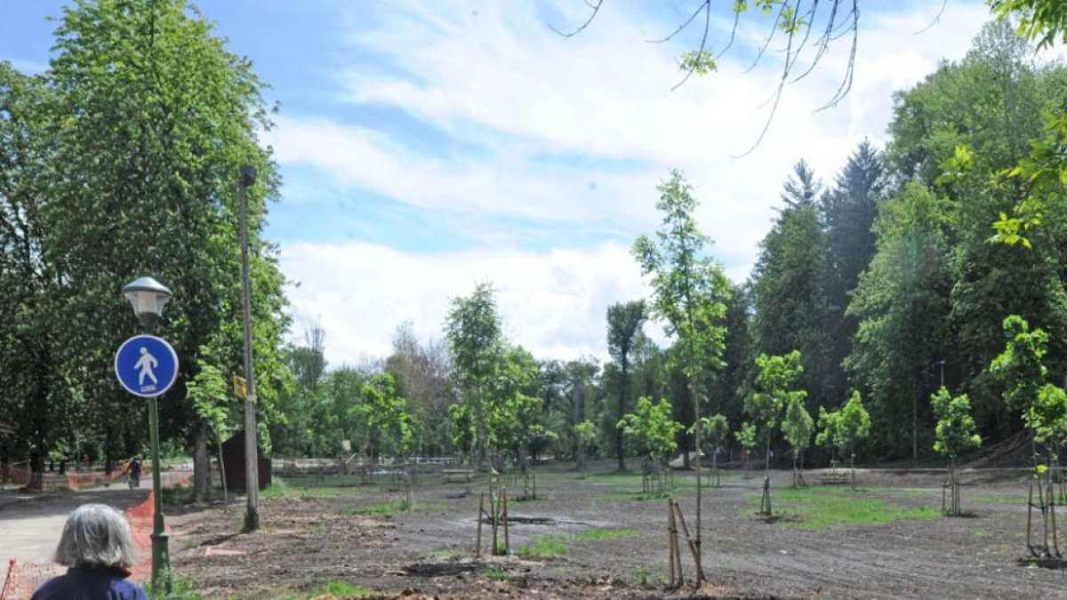 Una mujer observa las obras que se desarrollaron previamente en Fuentes Blancas.