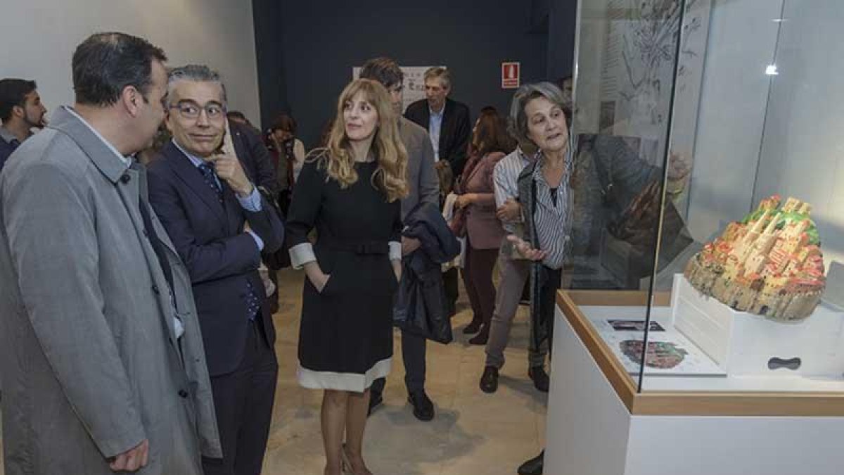 Mar Sancho (i.) con Antón (i.), Roberto Saiz y la directora, Marta Negro, durante la inauguración de la exposición.-Santi Otero