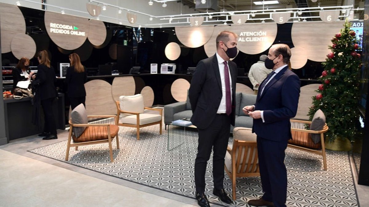 Óscar Peñaranda y Jose Antonio Lobato en el punto de Venta Omnicanal, una de las novedades de la nueva tienda de Burgos. RICARDO ORDÓÑEZ
