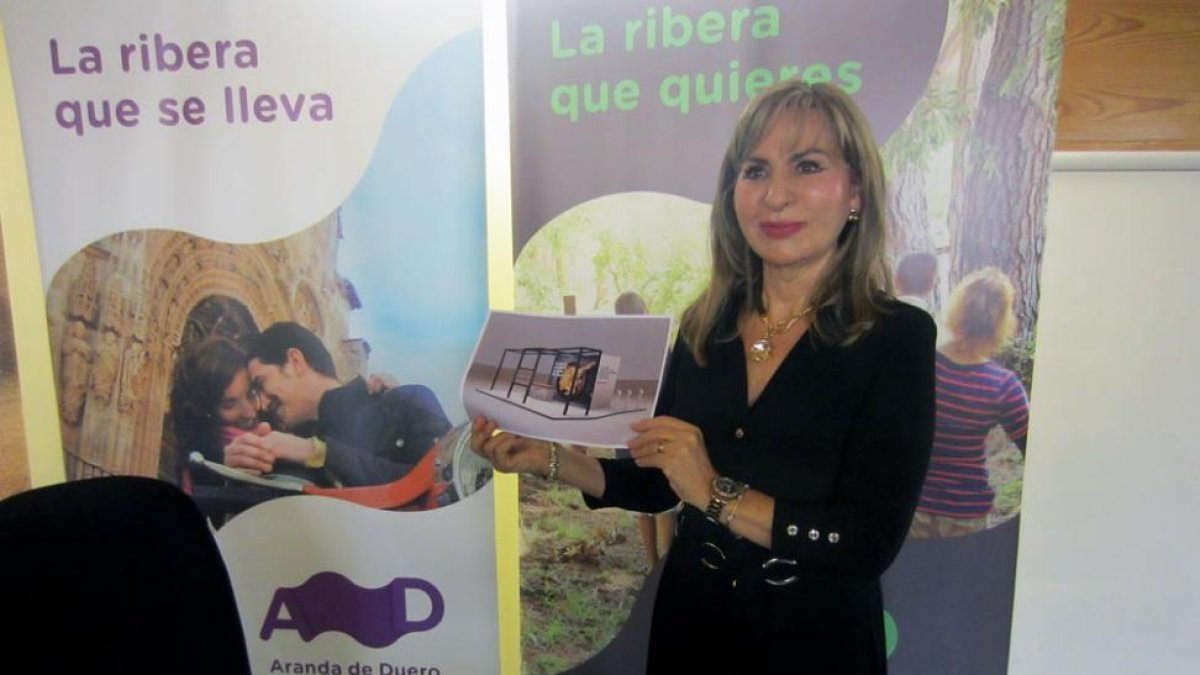 Azucena Esteban muestra cómo será el stand de Aranda en Intur.-L. V.