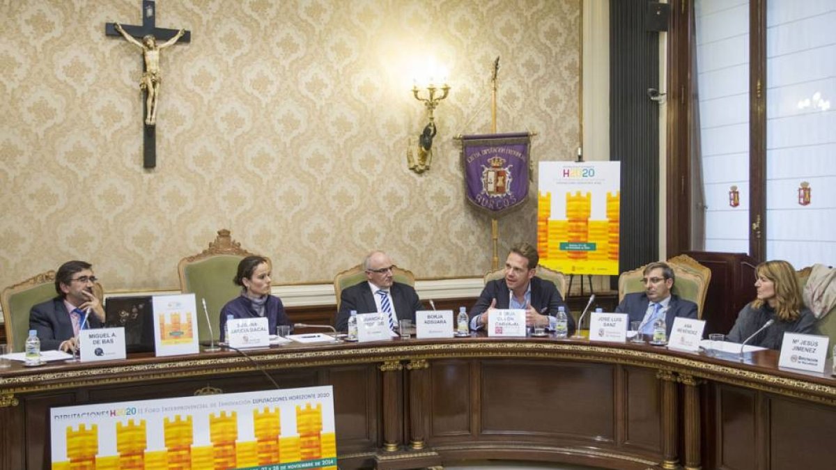 Un momento de la jornada de ayer, celebrado en el Salón de Plenos de la Diputación de Burgos.-S. O.