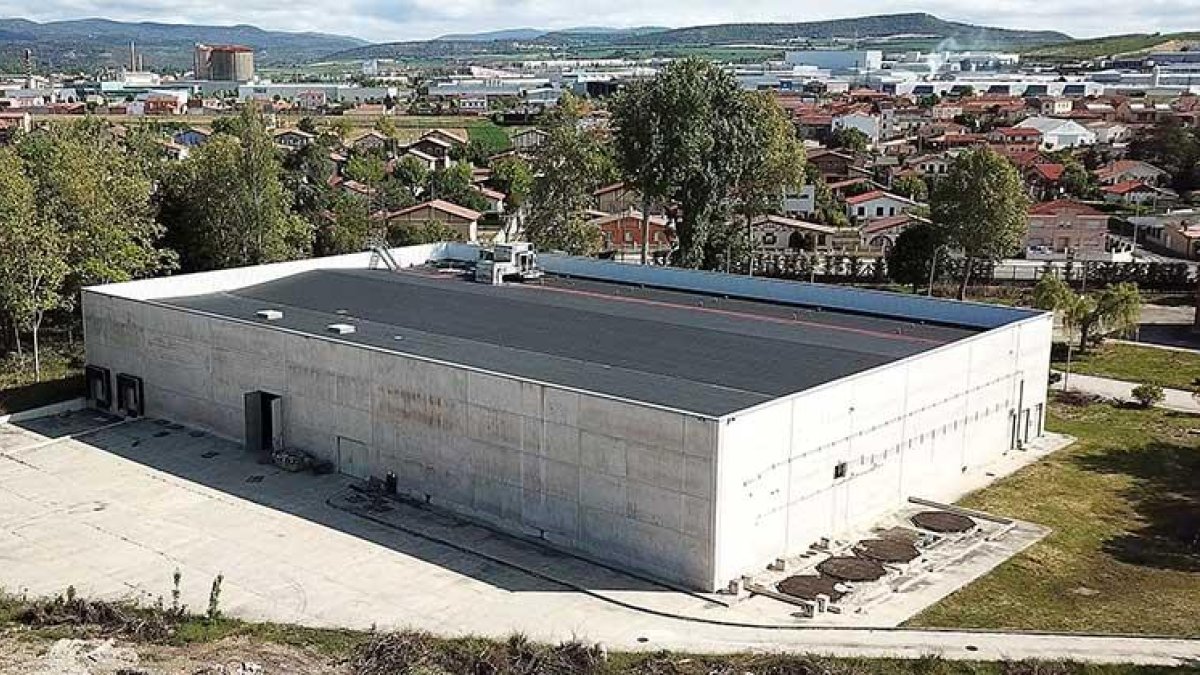 La antigua nave de Silvipak, filial de Rottneros, se convertirá próximamente en centro aduanero de Seur.-MIRANDA EMPRESAS