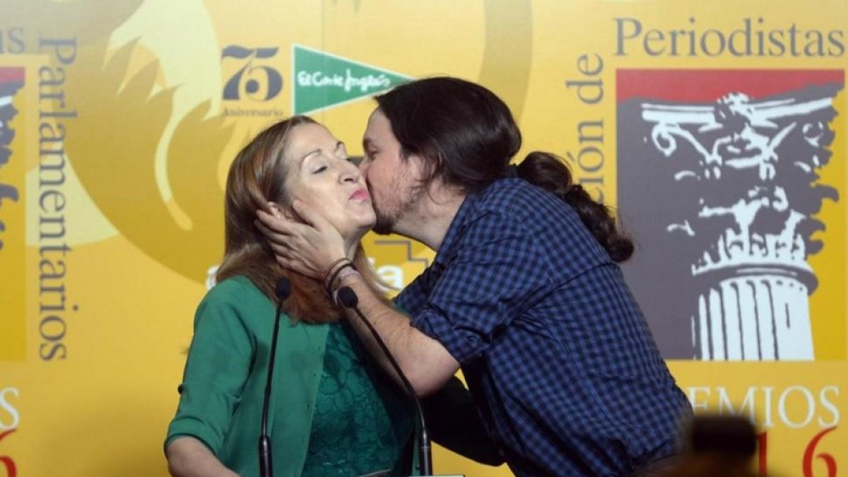 El líder de Podemos, Pablo Iglesias, besa a la presidenta del Congreso, Ana Pastor, durante el acto de entrega de los premios de la Asociación de Periodistas Parlamentarios, este martes en Madrid.-EFE / JUAN CARLOS HIDALGO