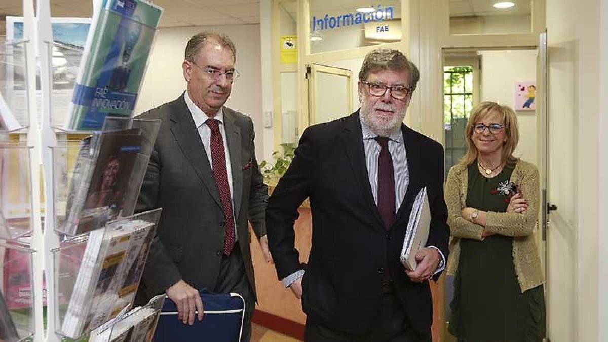Miguel Ángel Benavente, Santiago Aparicio y la secretaria general de FAE, Emiliana Molero.-RAÚL G. OCHOA