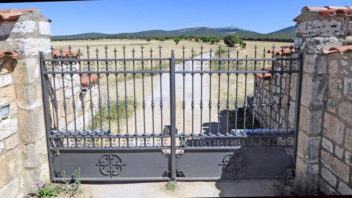 El pequeño fallecido estaba jugando con su hermana y otros niños en la piscina con que cuenta esta finca particular, de cuyo cuidado se encargan sus padres.-I. L. M.