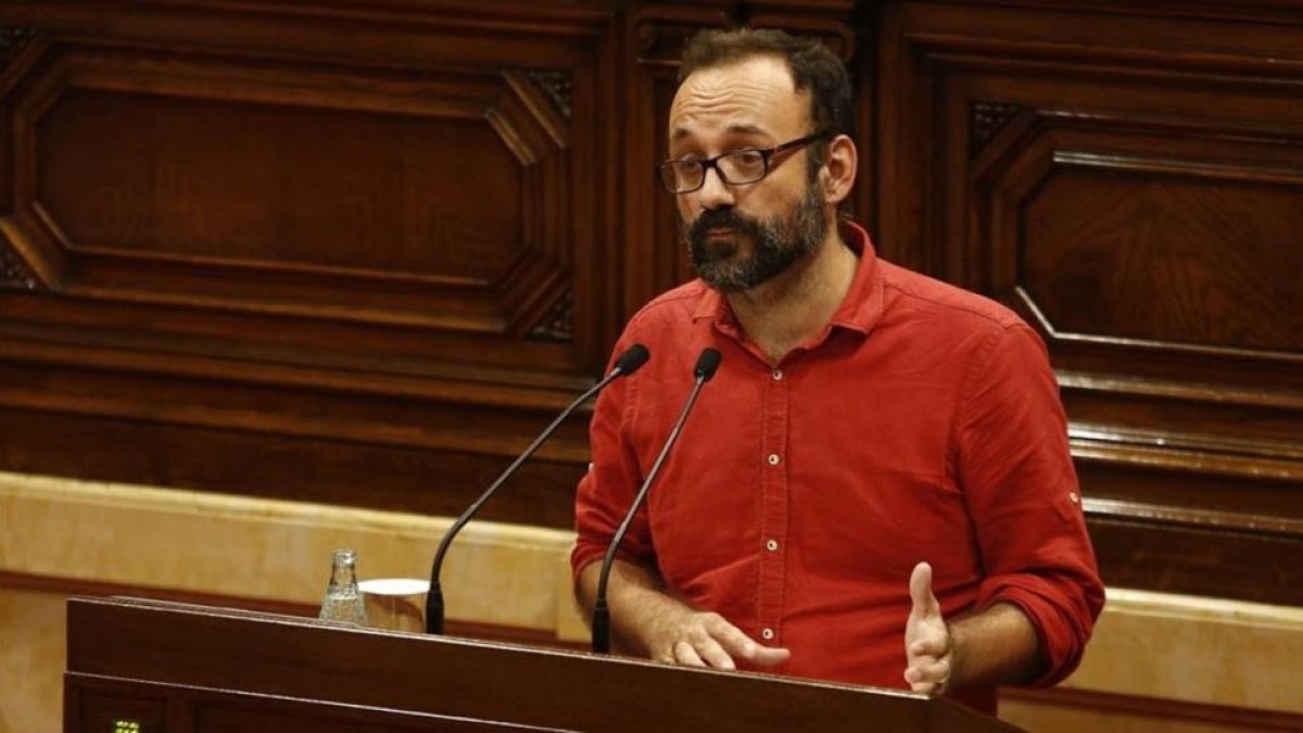 El diputado de la CUP Benet Salellas, en una intervención en el Parlament.-FERRAN NADEU