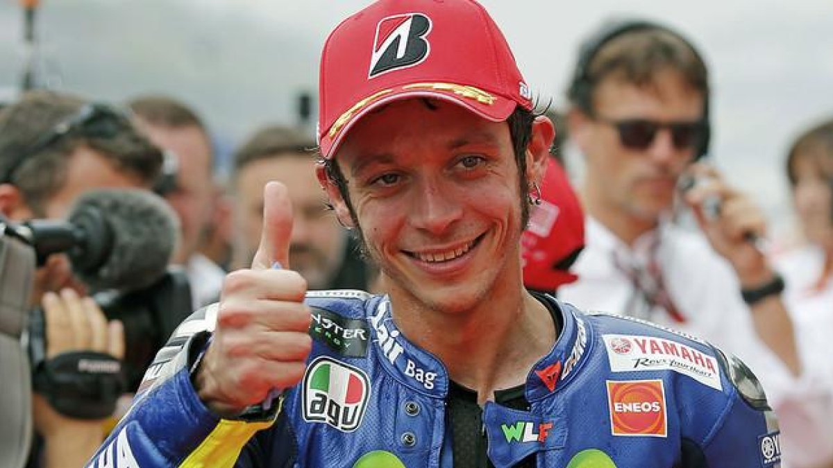 Valentino Rossi posa sonriente tras la sesión de clasificación que se celebró en el circuito de Sepang.-AP / LAI SENG SIN