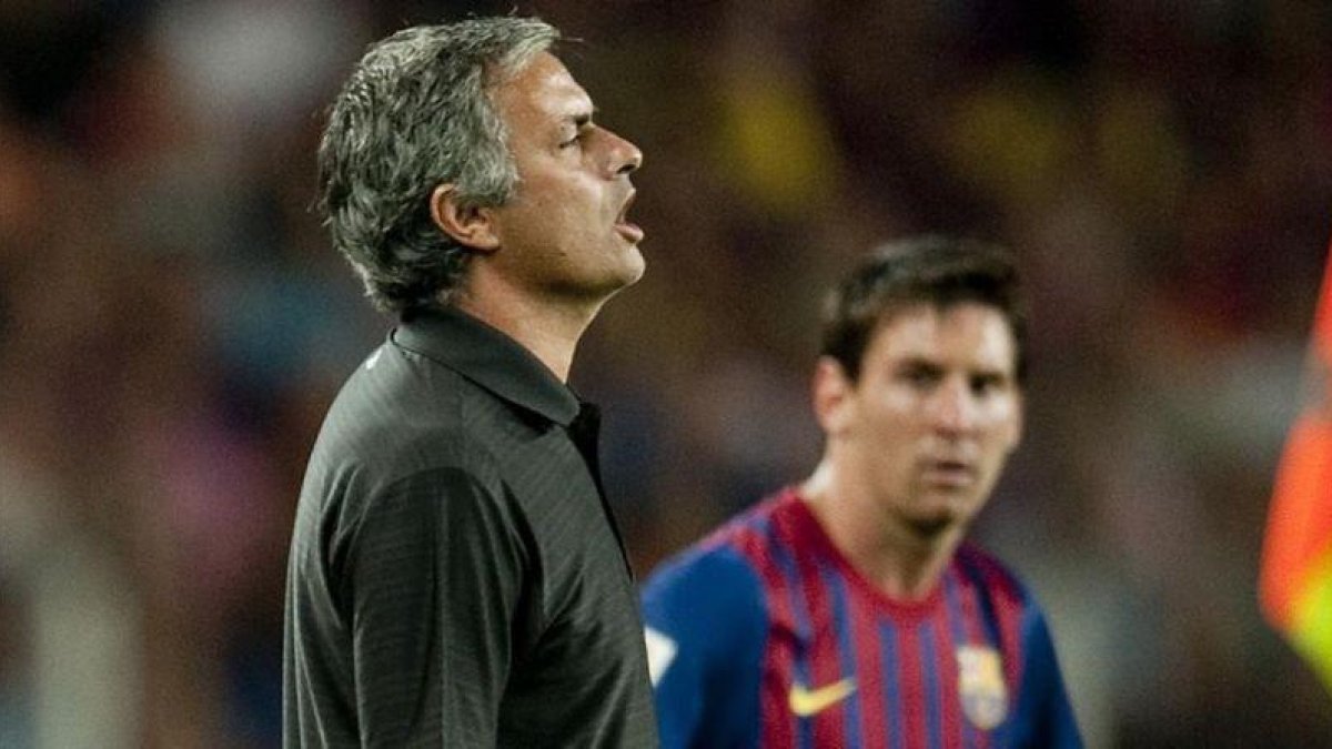 Mourinho y Messi, durante un partido del Camp Nou.-JORDI COTRINA