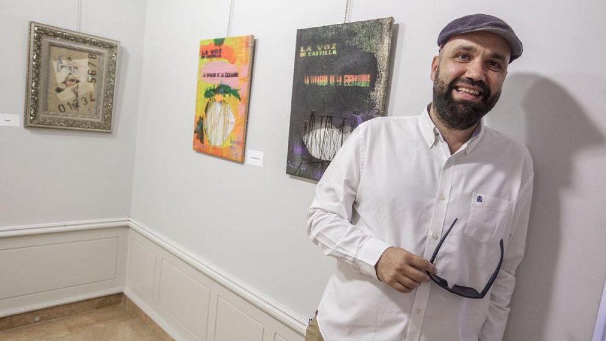 Del Cura en un momento de la inauguración de su exposición ‘El proceso’ en el Teatro Principal.-ICAL