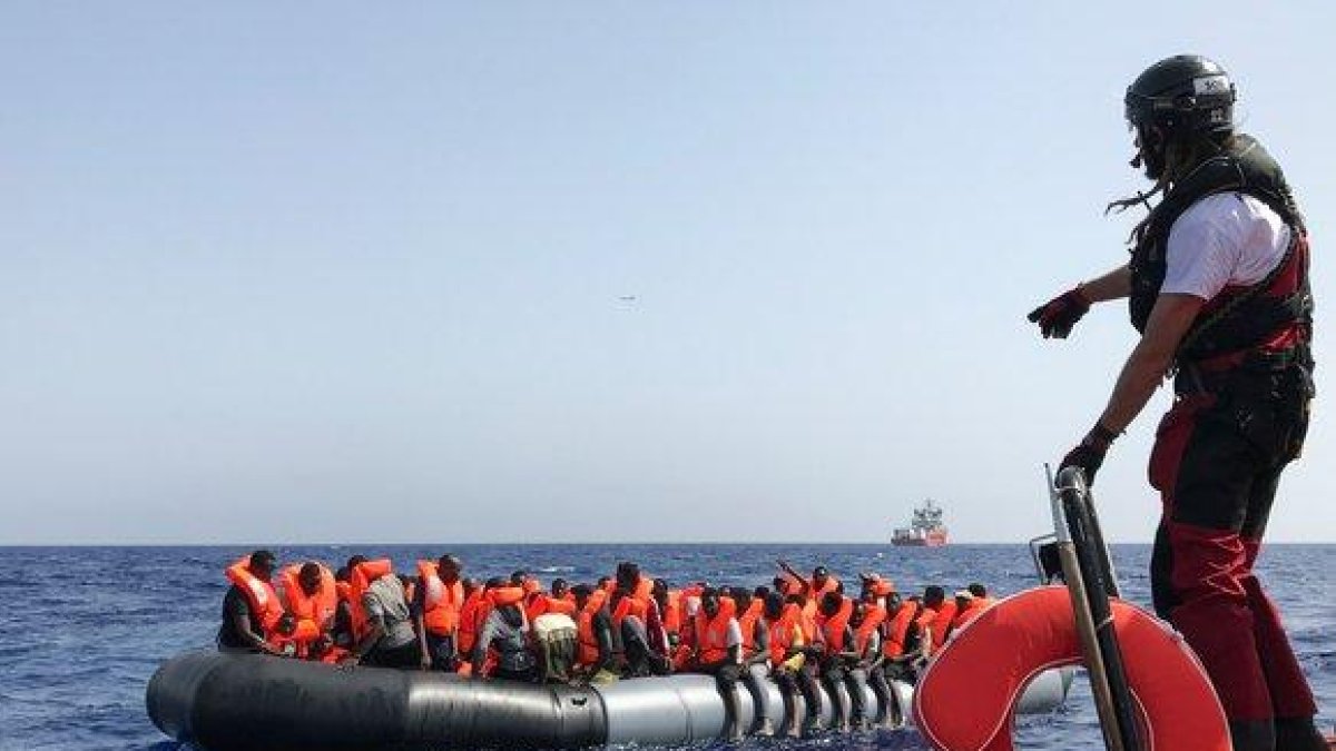 Tripulantes del ’Ocean Viking’ rescatan a migrantes en aguas del Mediterráneo, ante las costas de Libia, este sábado.-AFP