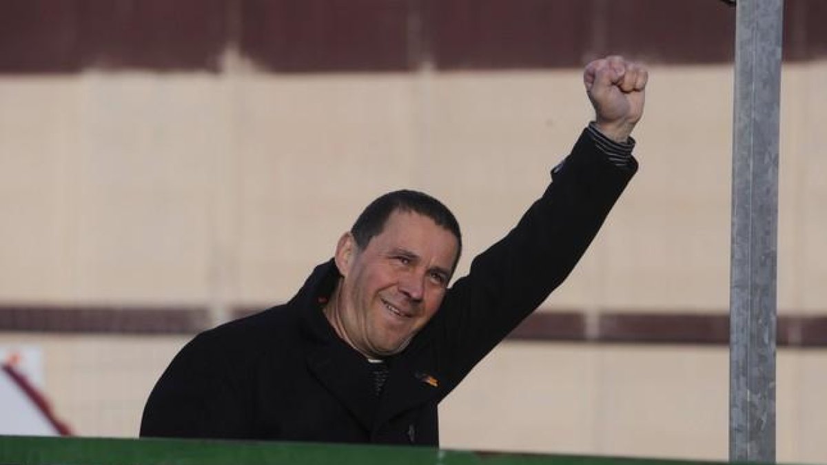 Arnaldo Otegi, con el puño en alto, a su salida de la cárcel de Logroño el pasado 1 de marzo.-REUTERS