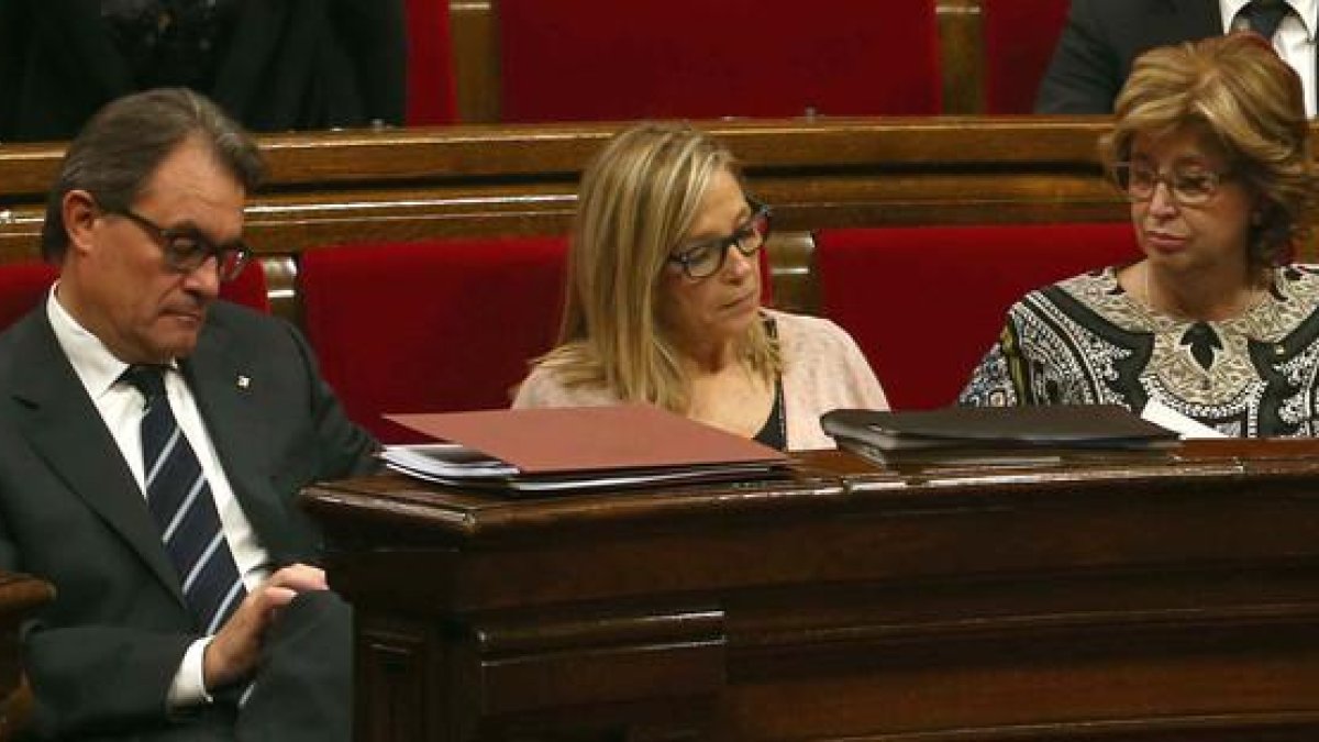 De izquierda a derecha, el 'president' Mas, la exvicepresidenta Joana Ortega y la 'consellera' d'Ensenyament, Irene Rigau, en una sesión del Parlament de noviembre del 2014.-EFE