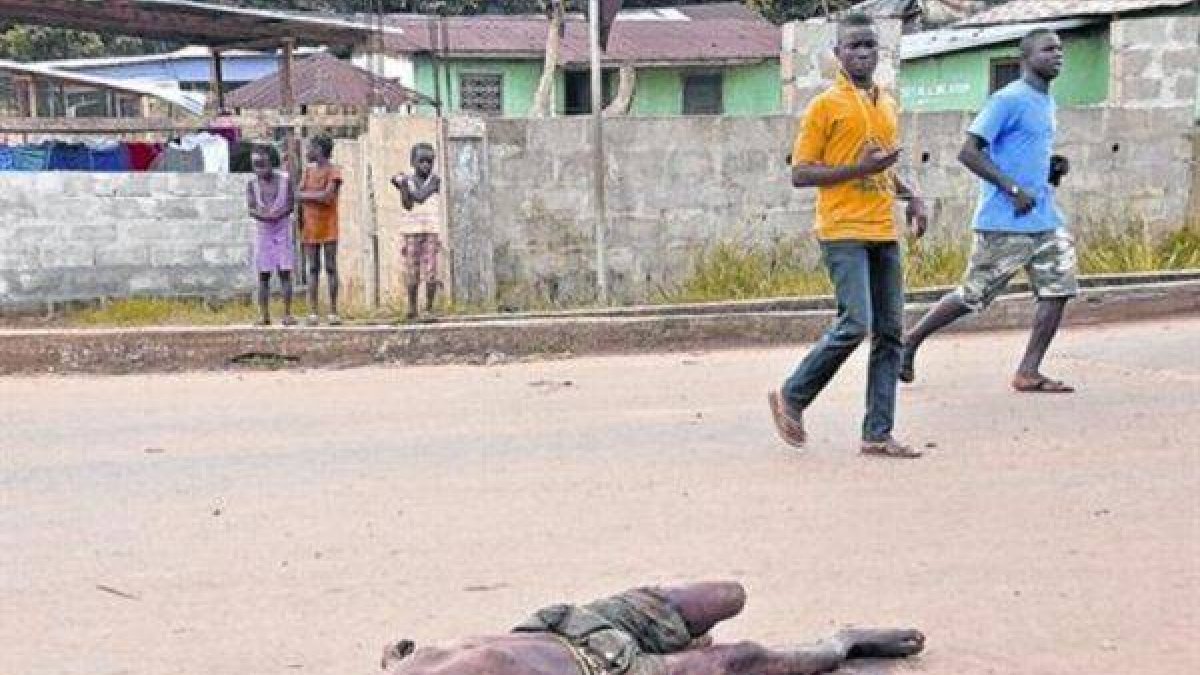 El cadáver de un hombre sospechoso de haber muerto por el ébola yace abandonado en una calle de Monrovia, en Liberia.-Foto: AP / ABBAS DULLEH