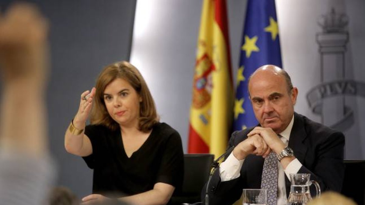 Soraya Sáenz de Santamaría, vicepresidenta del Gobierno, y Luis de Guindos, ministro de Economía, durante la rueda de prensa el 10 de julio en Moncloa.-Foto: JOSÉ LUIS ROCA