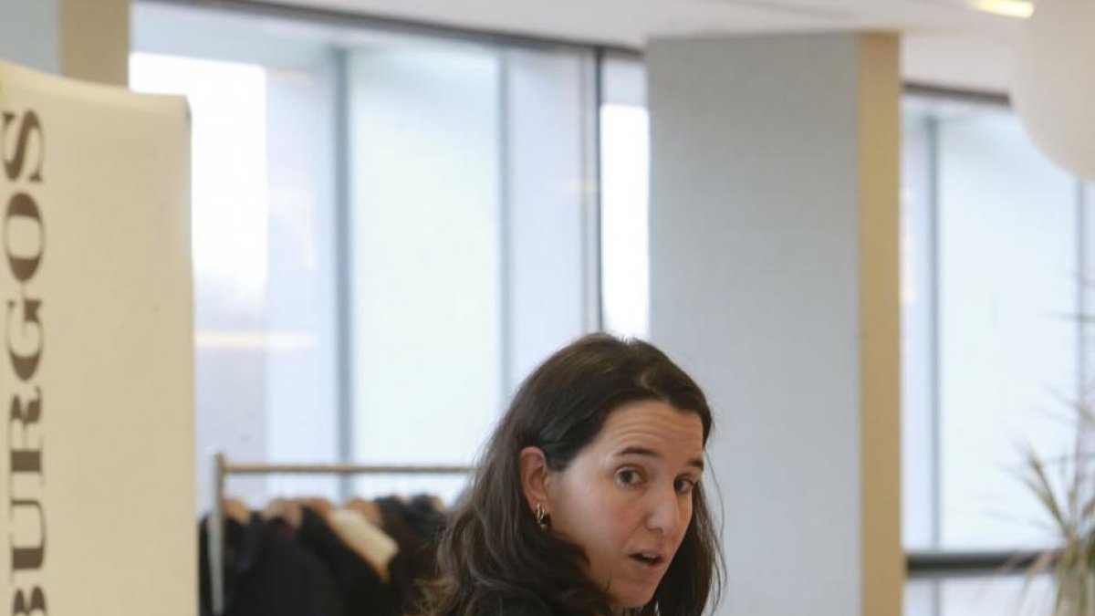 La directora general de Comercio de la Junta, Irene Núñez, durante su intervención en Club de Prensa de EL CORREO DE BURGOS.-R. OCHOA