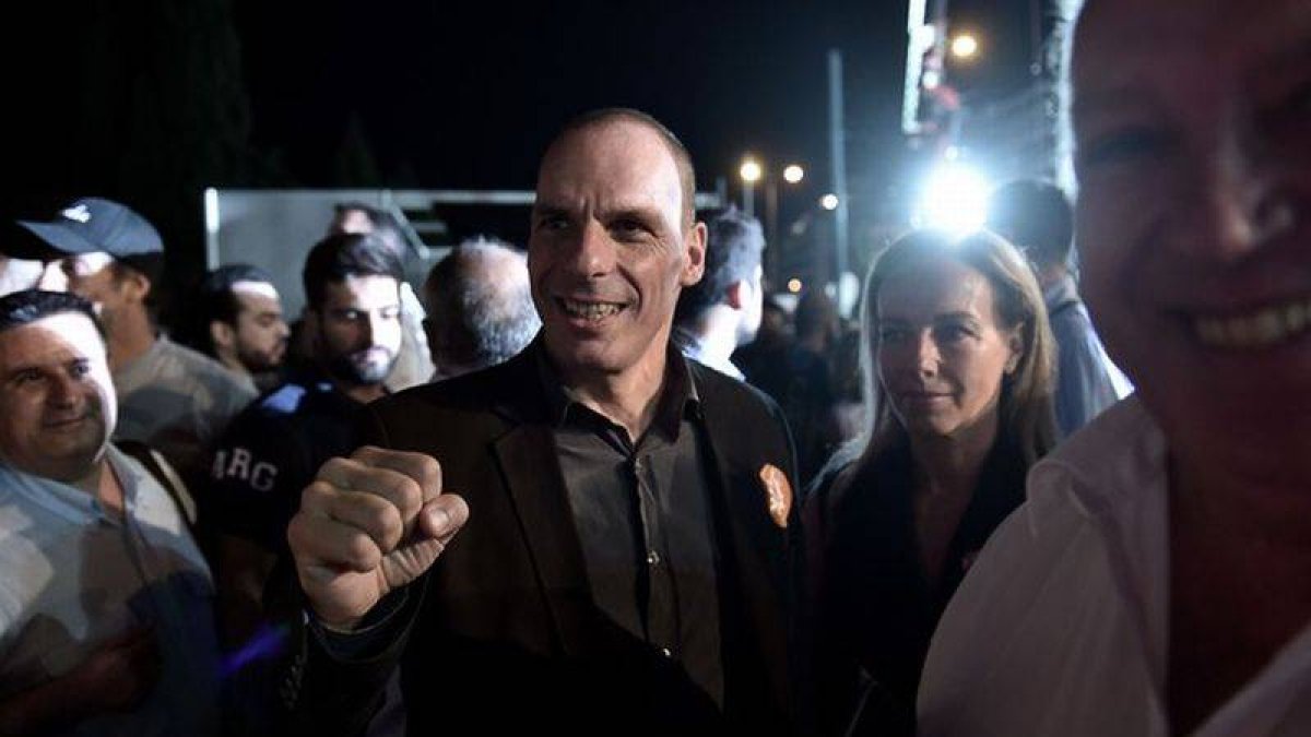 El ministro de Finanzas griego, Yanis Varoufakis, durante la manifestación por el 'no' este viernes en la plaza Sintagma de Atenas.-Foto: AFP / ARIS MESSINIS