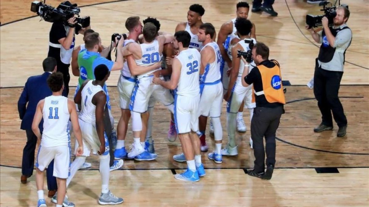 Los Tar Heels de Carolina del Norte celebran la victoria ante los Bulldogs de Gonzaga.-AFP / CHRISTIAN PETERSEN