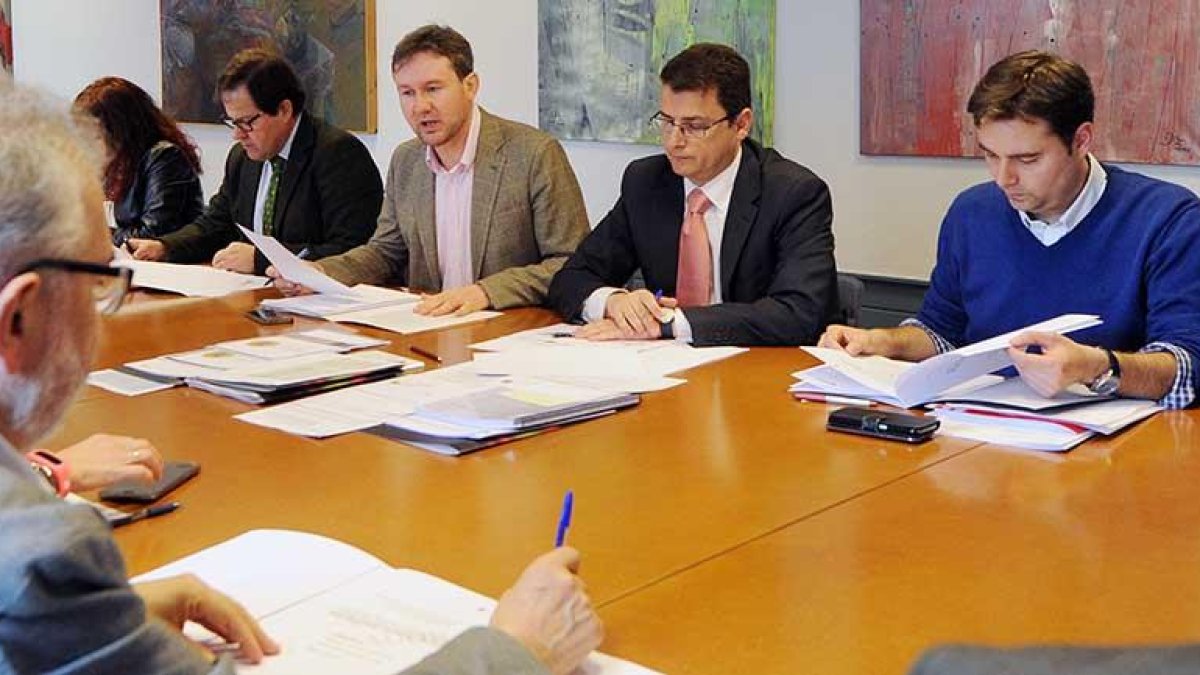 Daniel de la Rosa como concejal socialista en una de las reuniones de la Asociación Plan Estratégico de Burgos presididas por Javier Lacalle. I. L. M.
