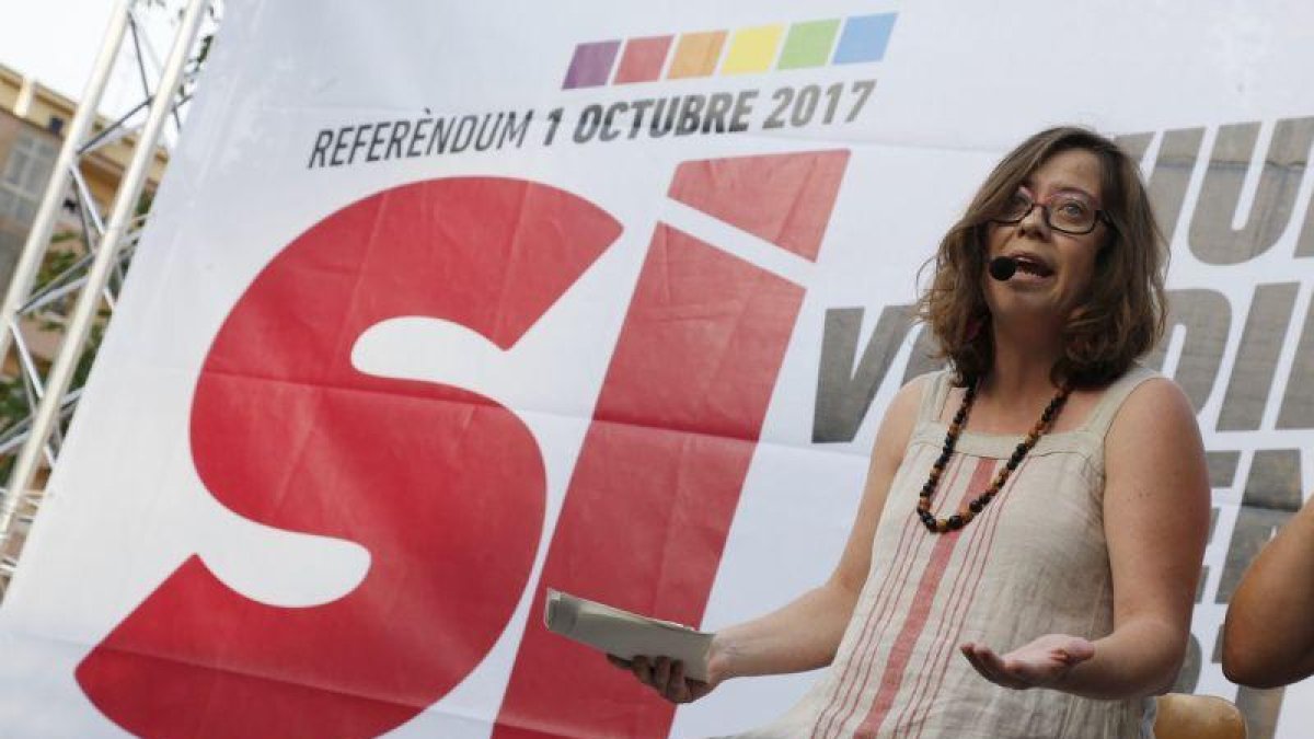 La concejala de la CUP, Eulàlia Reguant, pide aplicar la Ley de Transitoriedad y controlar sectores estratégicos como los Mossos o la energía.-JULIO CARBO (ARCHIVO)
