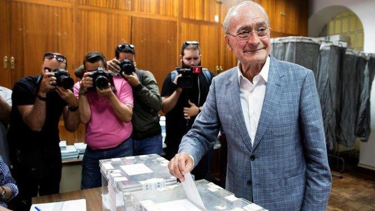 El alcalde de Málaga (PP), Francisco de la Torre, en su colegio electoral.-EFE / JORGE ZAPATA