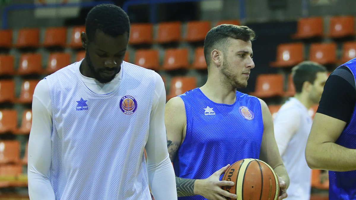 Imobach Pomares, a la derecha, durante un entrenamiento de esta semana en El Plantío. RAÚL OCHOA