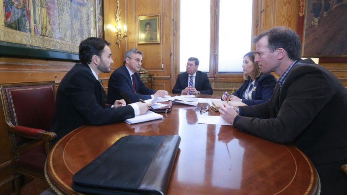 Representantes de Protección Civil y Diputación durante la reunión de ayer.-RAÚL G. OCHOA