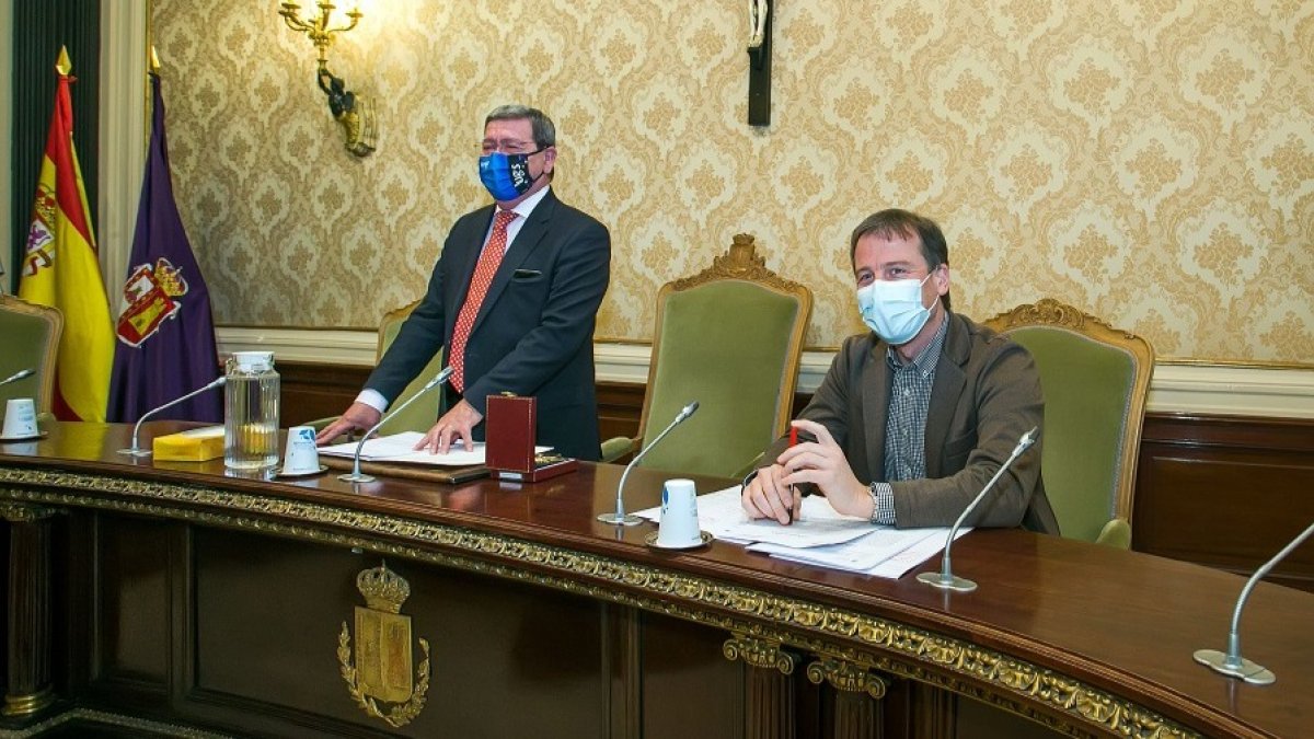 El presidente de la Diputación, César Rico, junto al portavoz del PP, Borja Suárez, en el pleno de ayer. TOMÁS ALONSO