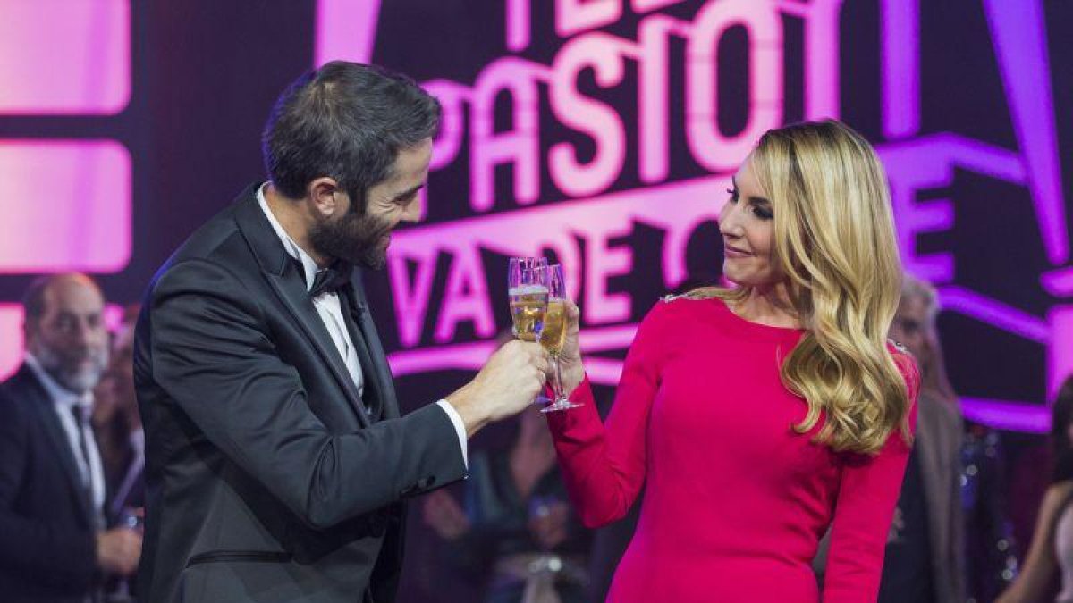 Roberto Leal y Berta Collado, en la grabación del especial navideño de TVE-1 'Telepasión 2016: va de cine'.-