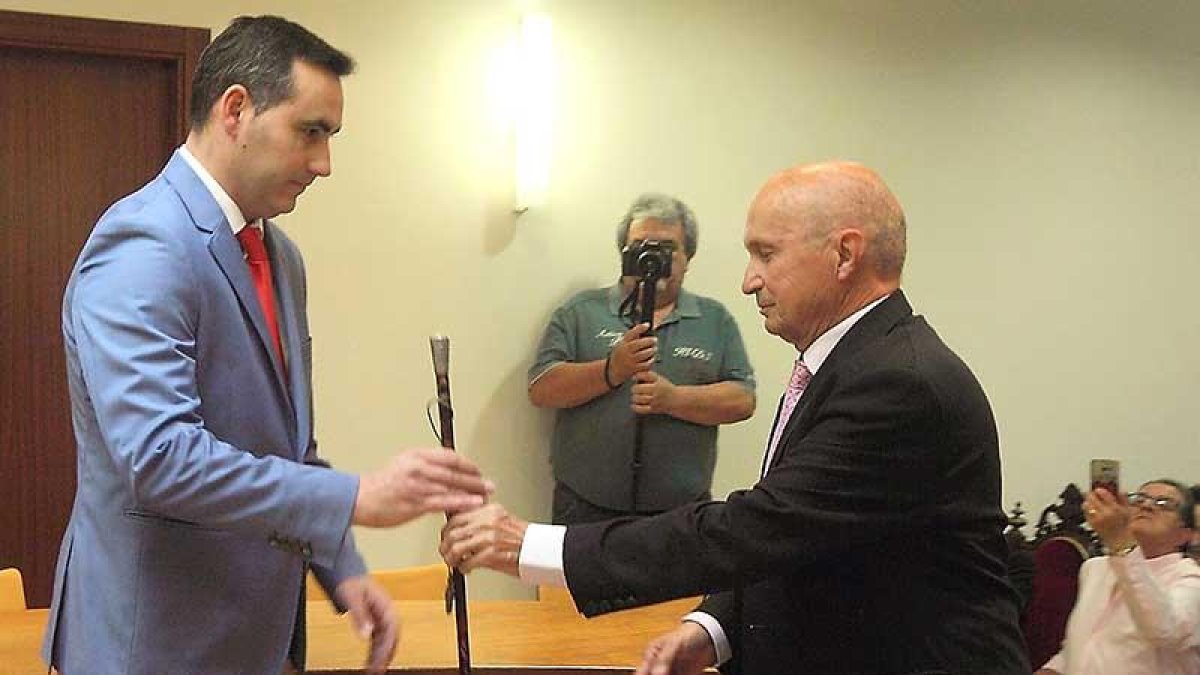 Álvaro Morales, alcalde de Briviesca, recibe el bastón de mando.-G.G.