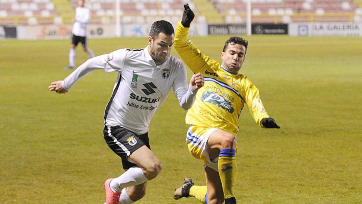 Armiche trata de zafarse de la entrada de un jugador de la Arandina en el choque de Copa Federación disputado en El Plantío-I. L. Murillo