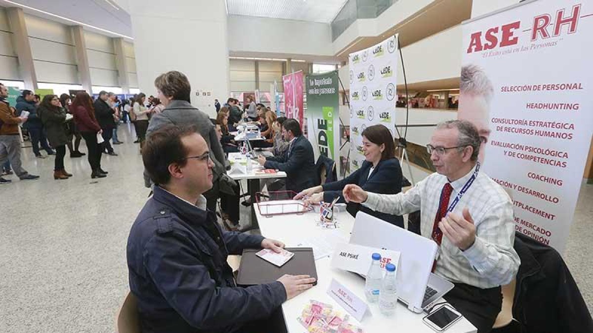 Imagen de entrevistas entre estudantes y empresas.-RAÚL G. OCHOA