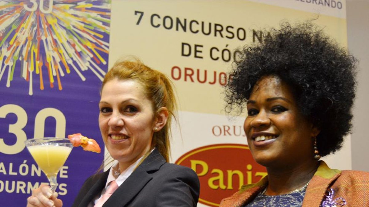 La burgalesa (izq) junto a la presidenta de la Asociación de Sumilleres de Burgos, Alba Nely Rosso (dch).-ECB