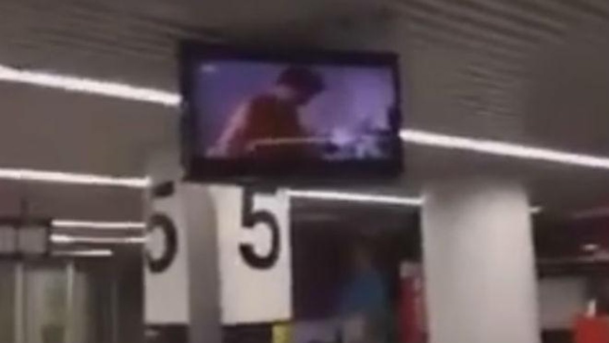 Un pasajero grabó el momento en que el monitor emitía una película porno.-YOUTUBE