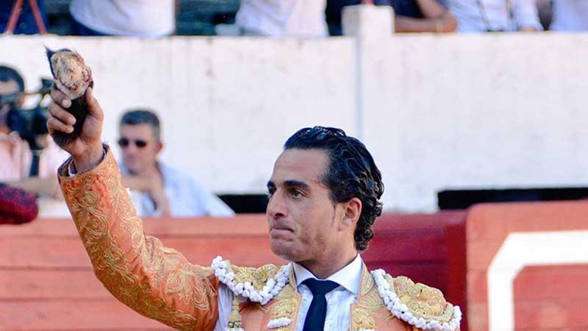 El maestro pasea la oreja que cortó a su primer toro en la trágica corrida en Francia.-ECB