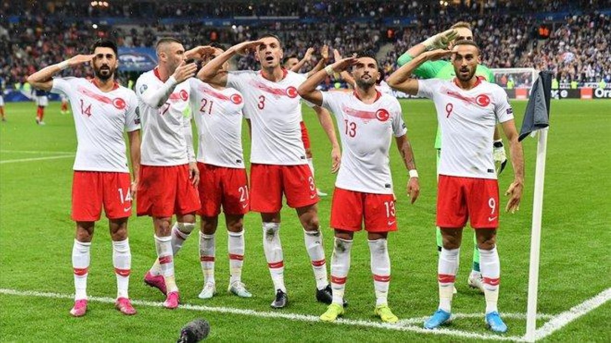 Un grupo de jugadores turcos hacen el saludo militar tras marcar un gol ante Francia el pasado lunes.-DPA / JULIEN MATTIA