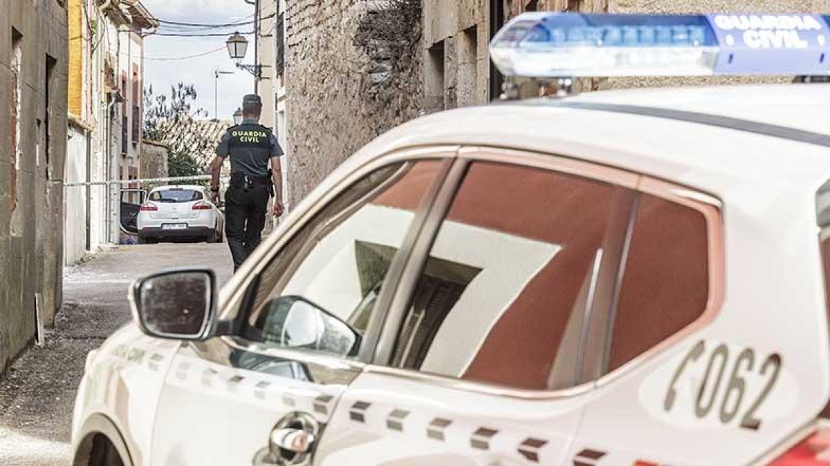 La Guardia Civil se desplazó hasta Villafruela para iniciar la investigación que permita determinar las causas del siniestro.-SANTI OTERO
