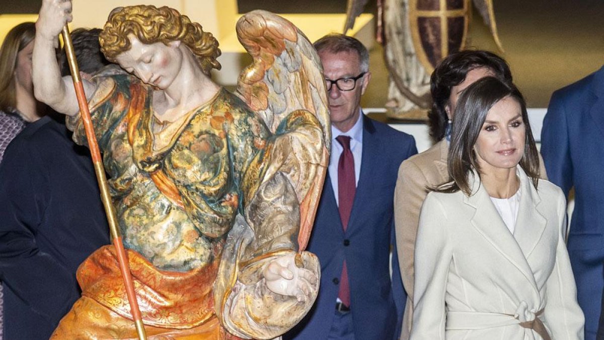 La Reina camina junto a una de las imágenes del Arcángel San Miguel, ayer en Lerma.-SANTI OTERO
