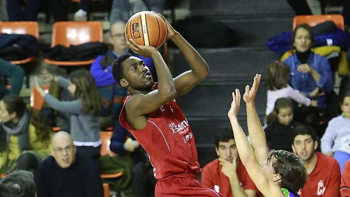 Akodo lanza en suspensión en el partido disputado ante el Santurtzi.-RAÚL OCHOA