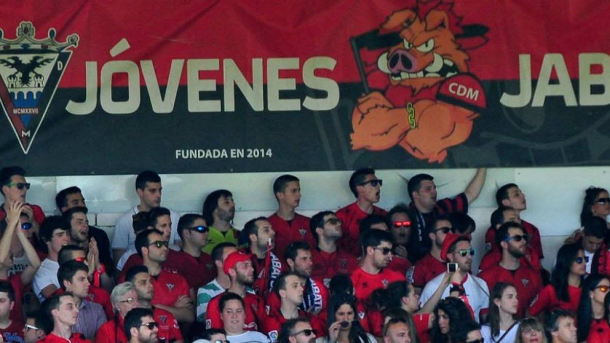 La afición del Mirandés, durante un partido en Anduva.-JOSÉ ESTEBAN EGURROLA
