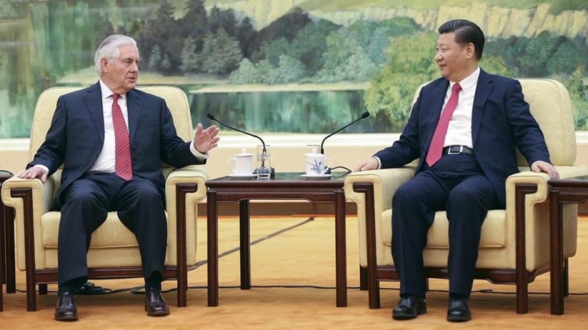 Tillerson, izquierda, con Xi Jinping, en en Pekín.-Lintao Zhang