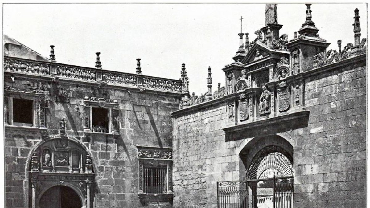El patio del Hospital en una fotografía tomada por J. Laurent a mediados del siglo XIX.-JCYL