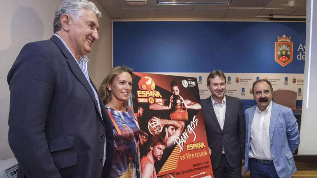 Fernando Romay, Lorena de la Fuente, Javier Lacalle y Carlos Sainz, durante la presentación oficial del partido-Santi Otero