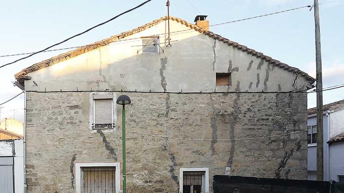 Imagen de una casa en la que se ven las grietas.-RAÚL G. OCHOA