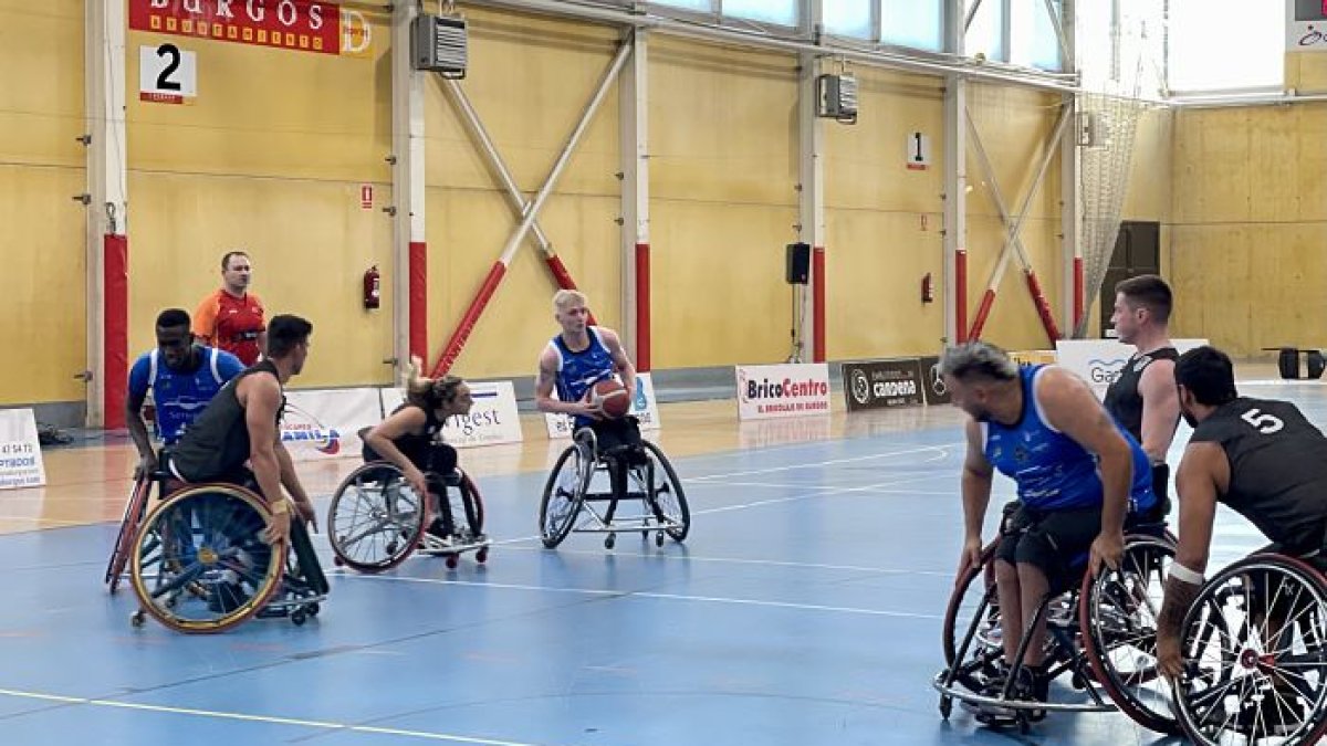 Foto de un lance del primer partido de liga en el Talamilo. ECB