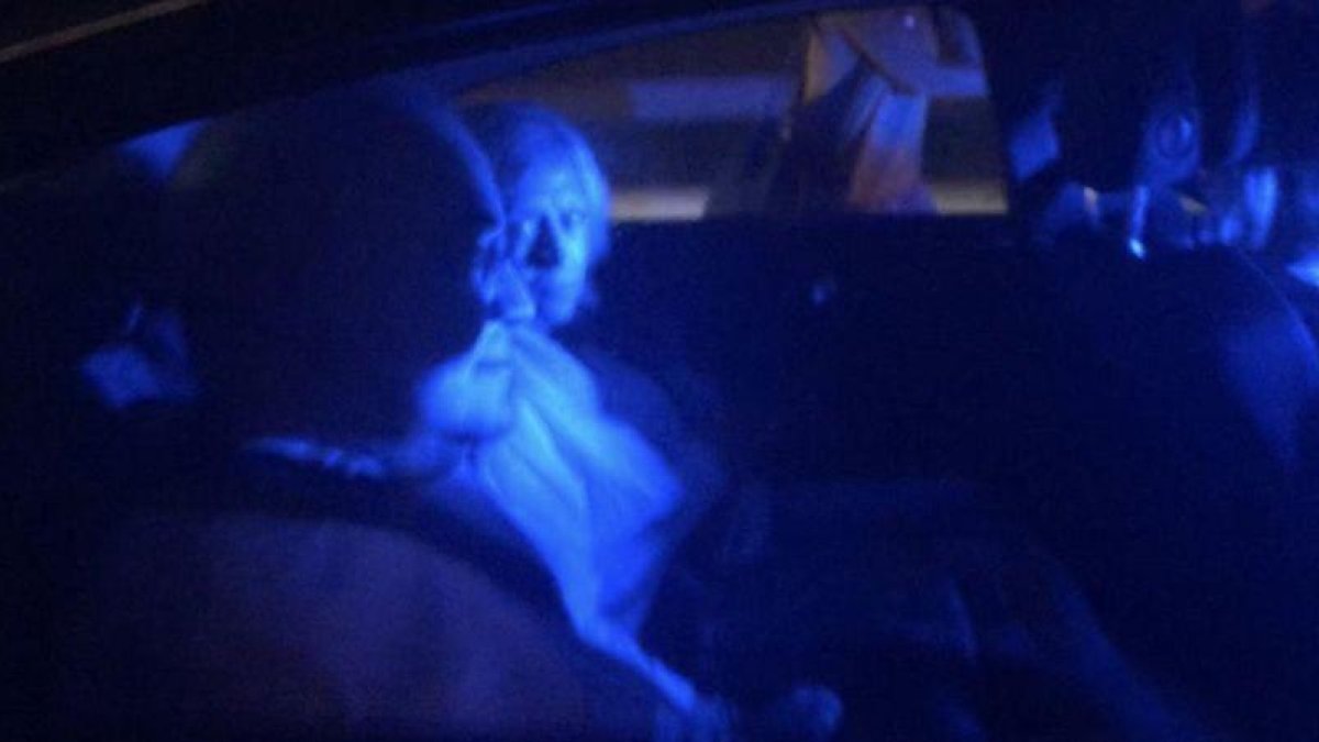 El juez Pablo Llarena, en el vehículo en el que se desplazó a Palafrugell.-EL PERIÓDICO