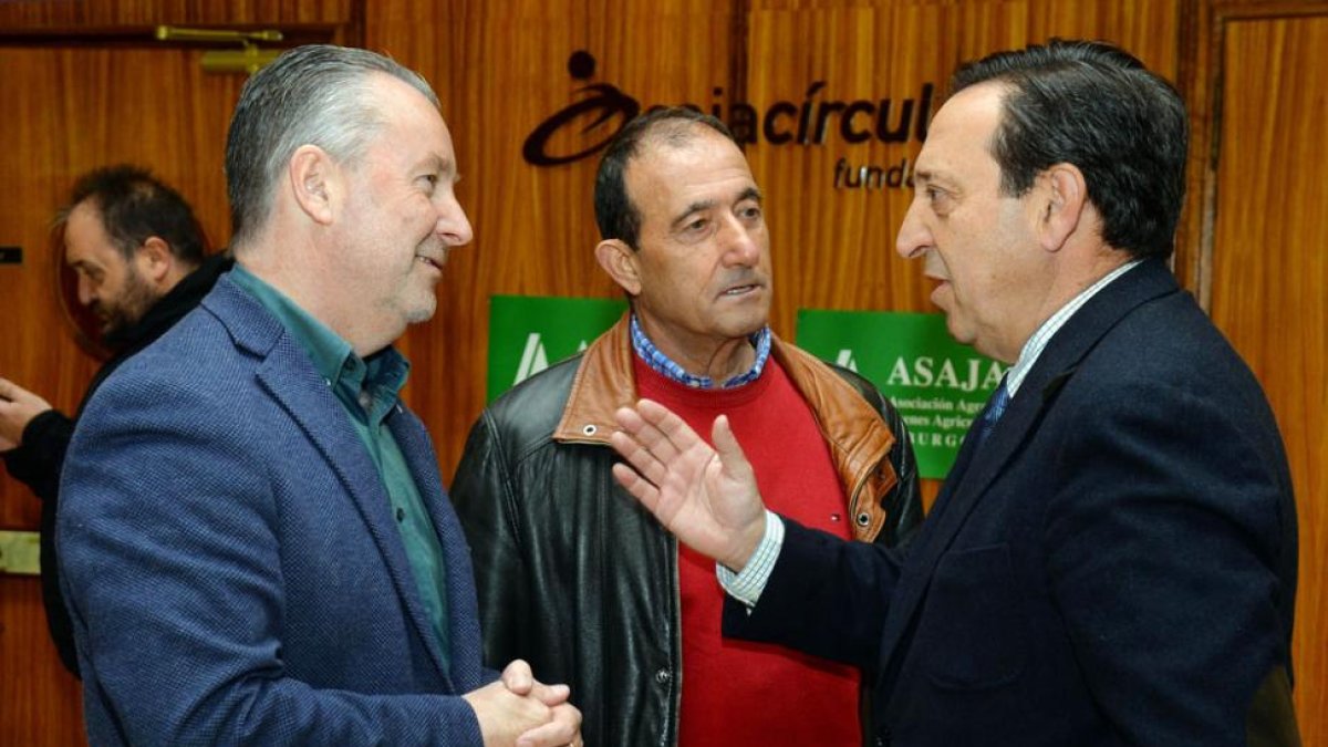 El ex-presidente de Asaja Burgos, Santiago Carretón (C) charla con Barato (D) y Donaciano Dujo (I).-ICAL